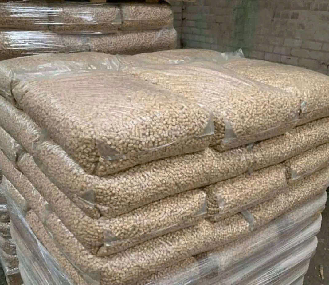 Viên nén gỗ được kiểm tra chất lượng đầy đủ trước khi đóng bao và xuất hàng.