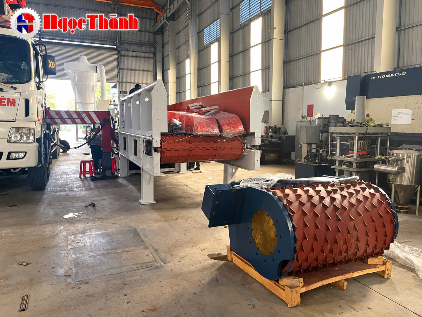 Máy băm gỗ dạng trống băm với hệ băng tải cấp liệu